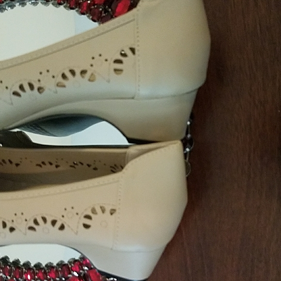 Beige Cut-Out Comfort Shoes (11 Wide) - Picture 5 of 5